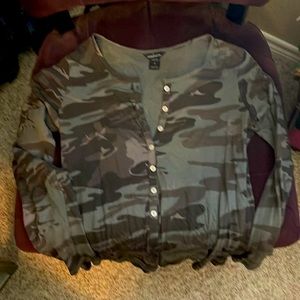 MODA International lightweight long sleeved top